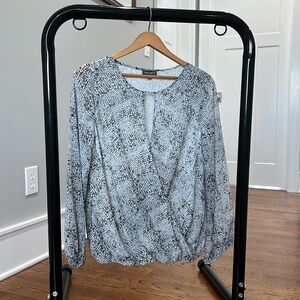 Vince Camuto gray print blouse size Small